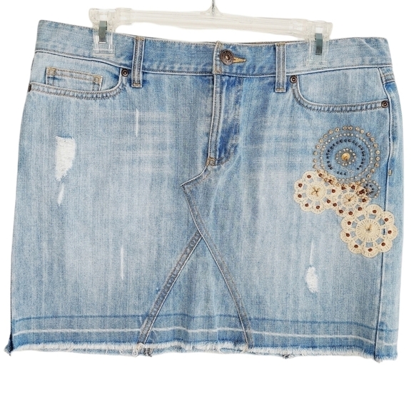 Old Navy Jean Skirt Sz 10 Distressed Embroidered 100% Cotton Light Wash  Raw Hem - Picture 1 of 9